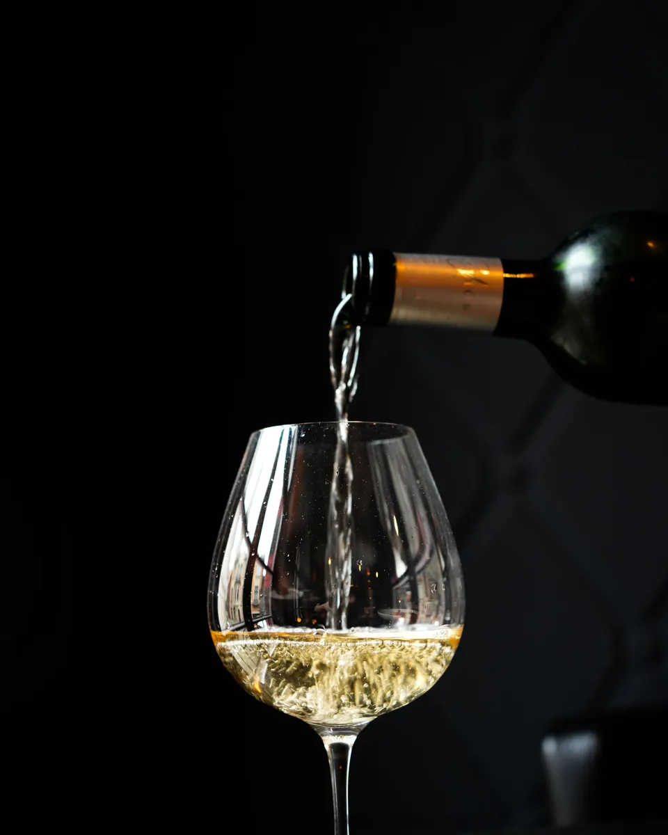 Vino bianco versato in un calice