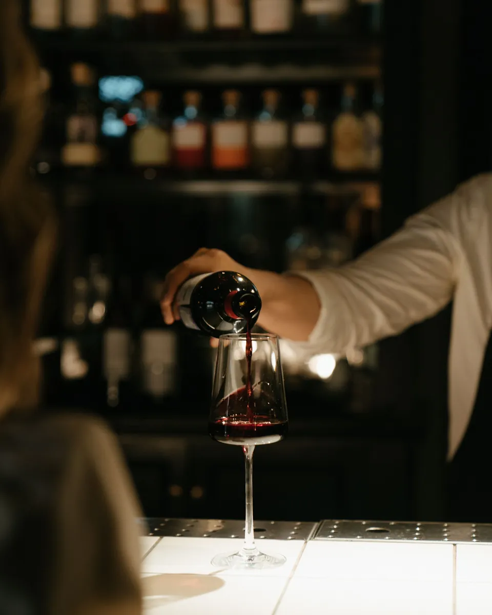 Vino rosso servito al calice